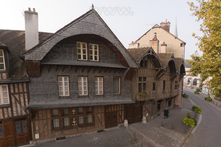 Dans le centre historique, maisons médiévales dans la rue Passerat. En arrière plan, l'église Saint Rémy.