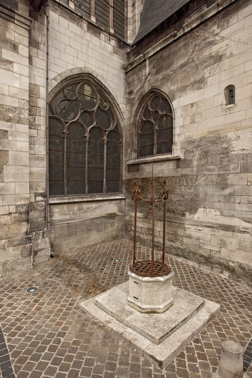 Dans le centre historique, fontaine datant du moyen-âge devant l'église Saint Pantaléon.