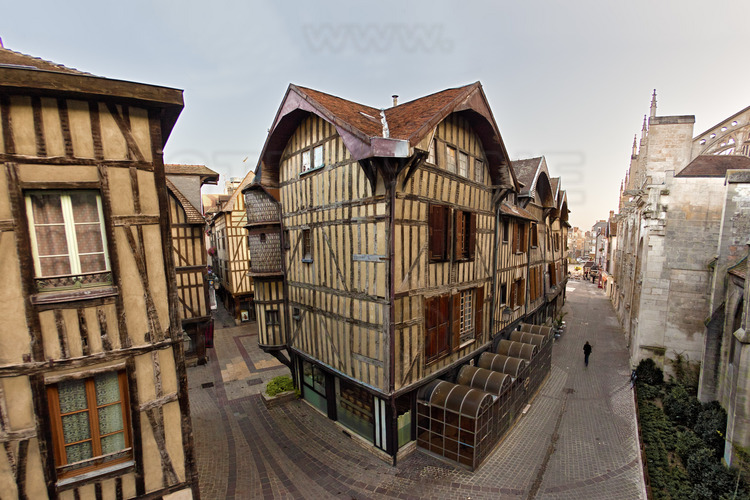 In the historical center, the medieval houses at the intersection of streets Paillot de Montabert (left) and Mole (right). In the background, the Turret of Goldsmith (Tourelle de l'Orfèvre). Elevation 8 meters.