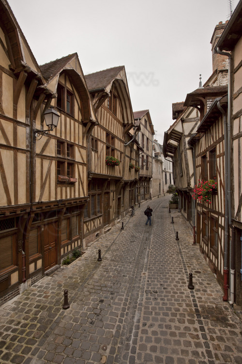Dans le centre historique, maisons médiévales de la rue François Gentil. Altitude 4 mètres.