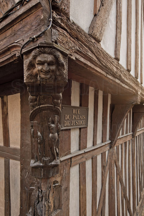 Dans le centre historique, détail de façade de maison médiévale au carrefour de la rue du Palais de Justice et de la ruelle des Chats. Altitude 4 mètres.