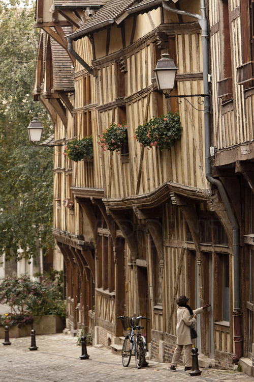 Dans le centre historique, maisons médiévales de la rue François Gentil.