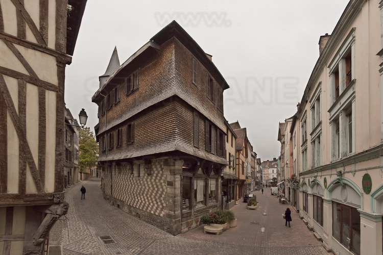 Dans le centre historique, maisons médiévales au carrefour des rues du Général Saussier et Larivey. Altitude 4 mètres.