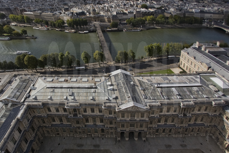 Aile est de la cour Carrée. En arrière plan (de g. à d.), la Seine, la passerelle des Arts et le dôme de l'Institut de France. Altitude 35 mètres.