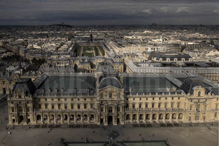 Aile Richelieu vue depuis la cour principale. En arrière plan, la place et les jardins du Palais Royal, la butte Montmartre et la place des Victoires. Altitude 35 mètres.