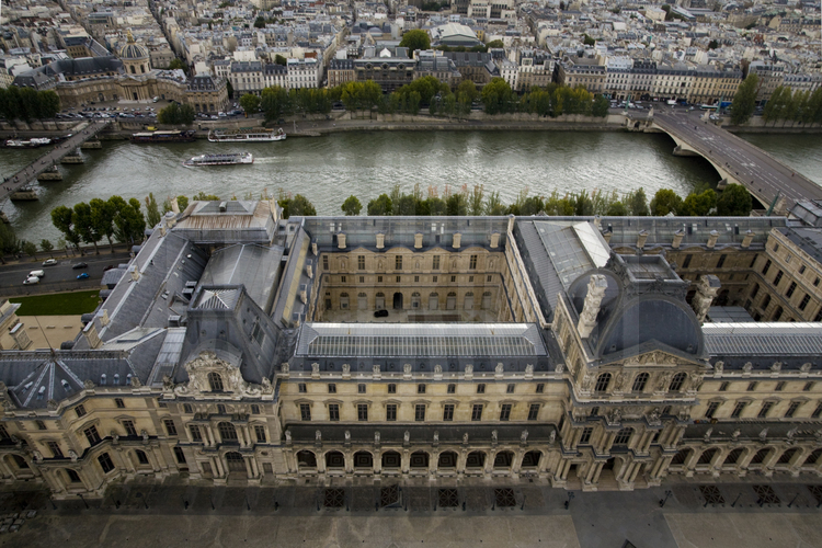 Bâtiments de l'aile Denon. En arrière plan, l'Institut de France et la Seine, avec la passerelle des Arts et le pont du Caroussel. Altitude 40 mètres.