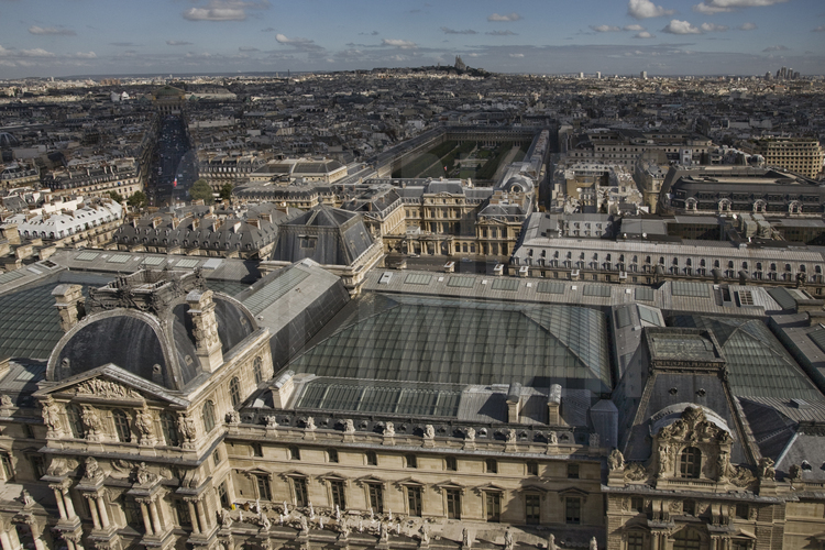 Toits de l'Aile Richelieu. En arrière plan (de g. à d.) l'avenue de l'Opéra et le palais Garnier, le Palais Royal et ses jardins, la butte Montmartre. Altitude 35 mètres.
