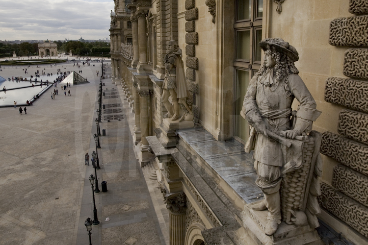 Statuaire sur l'aile Richelieu, coté cour principale. Au premier plan à d., le maréchal Vauban. En arrière plan à g., la partie nord de la Pyramide et l'arc du Caroussel. Altitude 10 mètres.