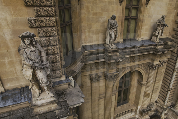 Statuaire sur l'aile Richelieu, coté cour principale. Au premier plan à g., le maréchal Vauban. Altitude 10 mètres.
