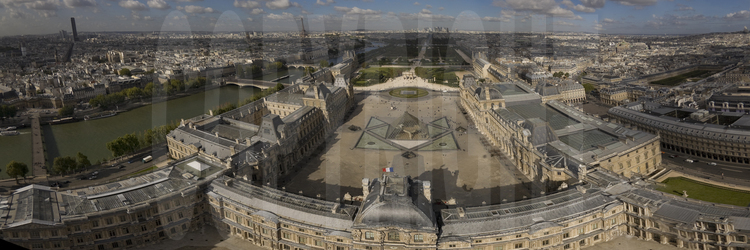 Cour principale du Musée avec l'aile Denon à g., la Pyramide au centre, l'aile Sully au premier plan et l'aile Richelieu à d.. En arrière plan (de g. à d.), la Seine et la passerelle des Arts, la tour Montparnasse, la Tour Eiffel, l'Arc du Carroussel, le jardin des Tuileries, la perspective des Champs Elysées et de la Défense, l'Opéra, le Palais Royal et la Butte Montmartre. Altitude 50 mètres.