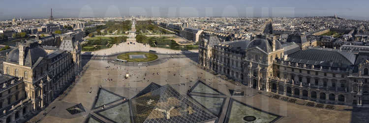 Cour principale du Musée avec l'aile Denon à g., la Pyramide au centre, l'aile Richelieu à d.. En arrière plan (de g. à d.) la Tour Eiffel, l'Arc du Carroussel, le jardin des Tuileries, la perspective des Champs Elysées et de la Défense, l'Opéra, le Palais Royal et la Butte Montmartre. Altitude 30 mètres.