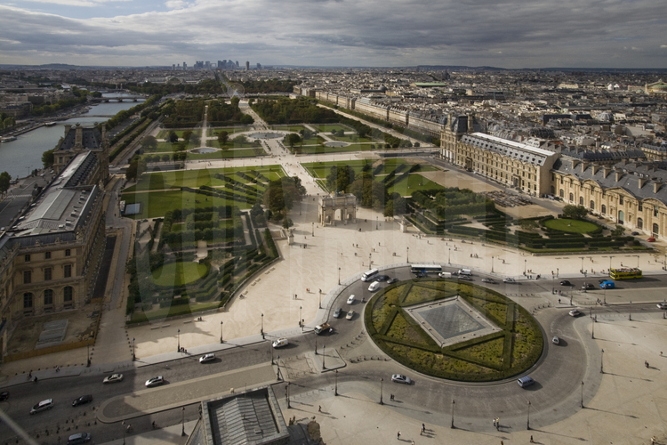 Le rond point du Caroussel, avec en son centre la Pyramide inversée. En arrière plan (de g. à d.), l'aile Denon, le jardin des Tuileries, la perspective des Champs Elysées et de la Défense, l'Arc du Carroussel, le rue de Rivoli et l'aile Richelieu. Altitude 40 mètres.