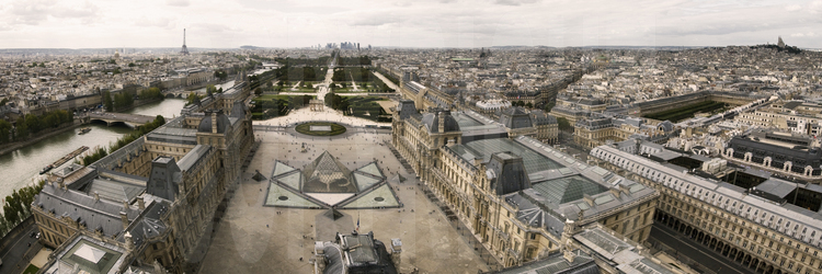 Cour principale du Musée avec l'aile Denon à g., la Pyramide au centre, l'aile Richelieu à d.. En arrière plan (de g. à d.) la Tour Eiffel, l'Arc du Carroussel, le jardin des Tuileries, la perspective des Champs Elysées et de la Défense, l'Opéra, le Palais Royal et la Butte Montmartre. Altitude 40 mètres.