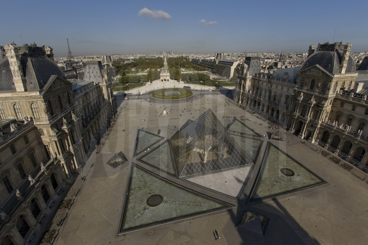 Cour principale du Musée avec l'aile Denon à g., la Pyramide au centre, l'aile Richelieu à d.. En arrière plan (de g. à d.) la Tour Eiffel, l'Arc du Carroussel, le jardin des Tuileries, la perspective des Champs Elysées et de la Défense. Altitude 25 mètres.