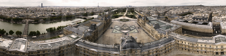 Cour principale du Musée avec l'aile Denon à g., la Pyramide au centre, l'aile Sully au premier plan et l'aile Richelieu à d.. En arrière plan (de g. à d.), la Seine et la passerelle des Arts, la tour Montparnasse, la Tour Eiffel, l'Arc du Carroussel, le jardin des Tuileries, la perspective des Champs Elysées et de la Défense, l'Opéra, le Palais Royal et la Butte Montmartre. Altitude 50 mètres.