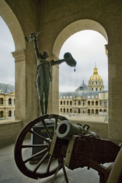 Hôtel des Invalides à Paris : 
Le cœur de Vauban et le musée des plans-reliefs.
Cour intérieure de l’Hôtel des invalides. Le groupe statuaire abritant le cœur de  Vauban est situé sous le Dôme, en arrière plan.