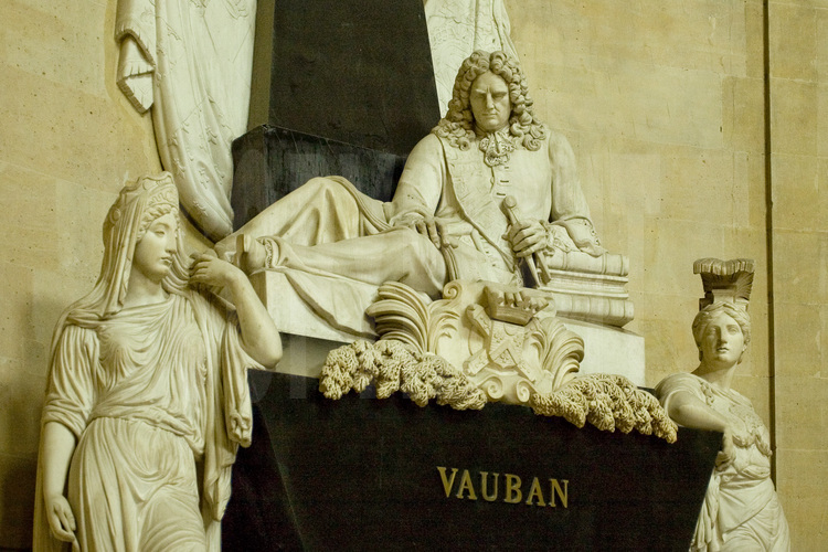 Hôtel des Invalides à Paris : 
Le cœur de Vauban et le musée des plans-reliefs.
Groupe statuaire abritant le cœur de Vauban, situé sous le Dôme des Invalides, à quinze mètres en périphérie du tombeau de Napoléon.