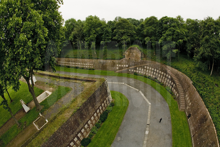 La citadelle d'Arras (Pas-de-Calais) : 
Une citadelle pentagonale du Pré Carré.
Le mur des fusillés (seconde guerre mondiale), situé au pied des remparts sud de la citadelle.