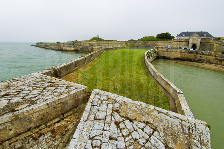 L'enceinte et la citadelle de Saint-Martin-de-Ré (Charente-Maritime): 
Le plus bel exemple d'un réduit insulaire.
Avant-port fortifié devant la citadelle.
