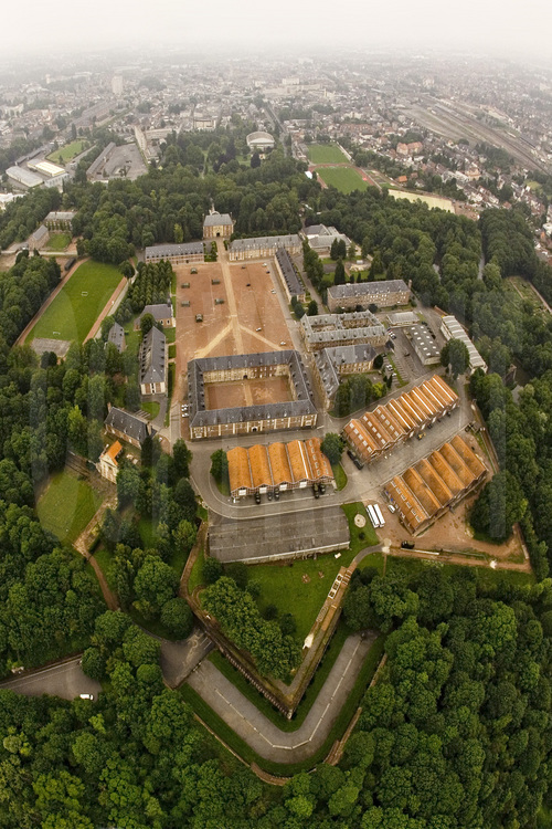 La citadelle d'Arras (Pas-de-Calais) : 
Une citadelle pentagonale du Pré Carré.
Vue générale depuis le sud. Au premier plan, le mur des fusillés (seconde guerre mondiale).