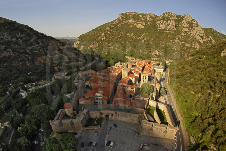 L'enceinte, le fort Libéria et la Cova Bastera à Villefranche de Conflent (Pyrénées Orientales): 
Le pragmatisme face au terrain contraint.
Le village de Villefranche de Conflent depuis l’ouest.