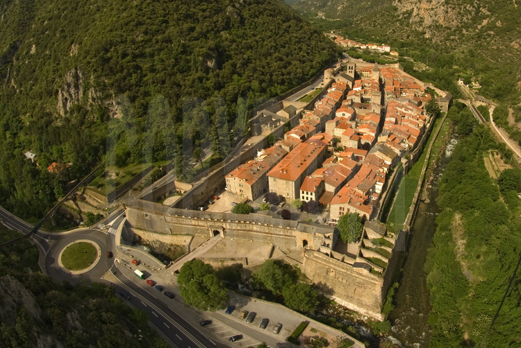L'enceinte, le fort Libéria et la Cova Bastera à Villefranche de Conflent (Pyrénées Orientales): 
Le pragmatisme face au terrain contraint. 
Le village de Villefranche de Conflent depuis l’est.