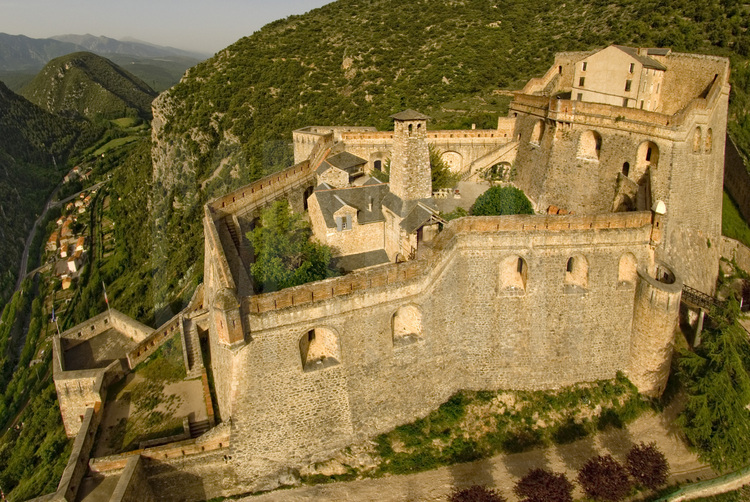 L'enceinte, le fort Libéria et la Cova Bastera à Villefranche de Conflent (Pyrénées Orientales): 
Le pragmatisme face au terrain contraint.
Le fort Libéria depuis l’est.