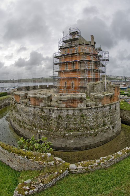La Tour Dorée à Camaret-sur-Mer (Finistère) : 
La standardisation du fort à la mer.
La Tour Dorée depuis le nord.