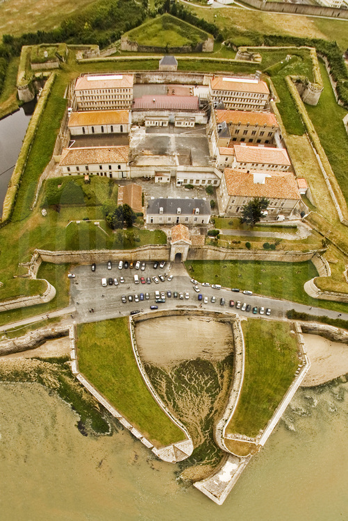 L'enceinte et la citadelle de Saint-Martin-de-Ré (Charente-Maritime): 
Le plus bel exemple d'un réduit insulaire.
Vue générale du pénitencier de St Martin de Ré, d’où partait autrefois les détenus à destination du bagne de Cayenne. Aujourd’hui, la prison abrite les prisonniers condamnés à de longues peines.