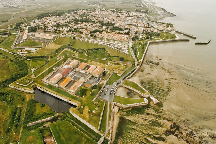 L'enceinte et la citadelle de Saint-Martin-de-Ré (Charente-Maritime): 
Le plus bel exemple d'un réduit insulaire.
Vue générale de la citadelle depuis l’est.