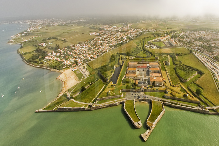 L'enceinte et la citadelle de Saint-Martin-de-Ré (Charente-Maritime): 
Le plus bel exemple d'un réduit insulaire.
Vue générale de la citadelle depuis le nord.