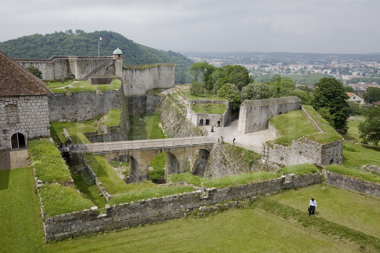 La citadelle, l’enceinte urbaine et le fort Griffon de Besançon (Doubs) : 
Des défenses façonnées pour un méandre dominé.
Entrée nord de la citadelle.