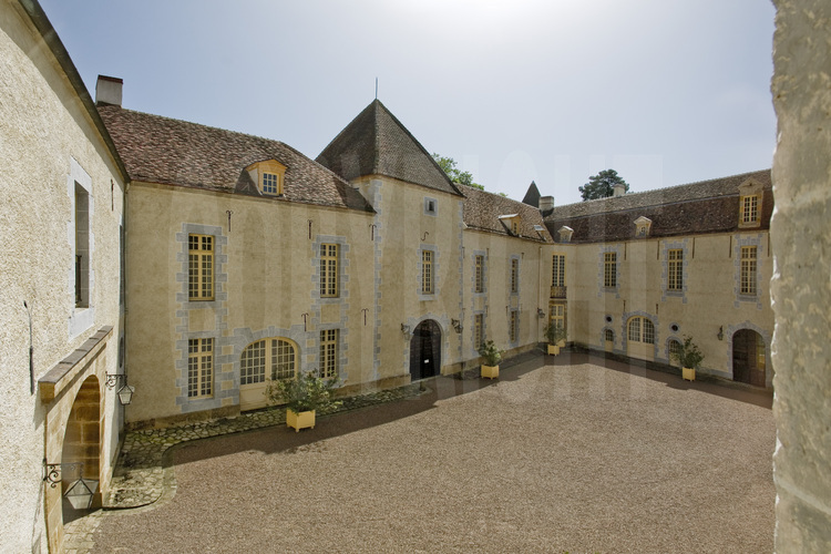 Le château de Bazoches (Nièvre): 
Le château/atelier de l'ingénieur, lieu de mémoire.
Cour intérieure.