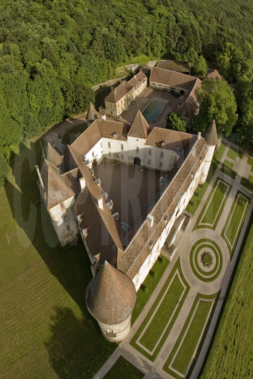 Le château de Bazoches (Nièvre): 
Le château/atelier de l'ingénieur, lieu de mémoire.
Vue générale depuis l’ouest.