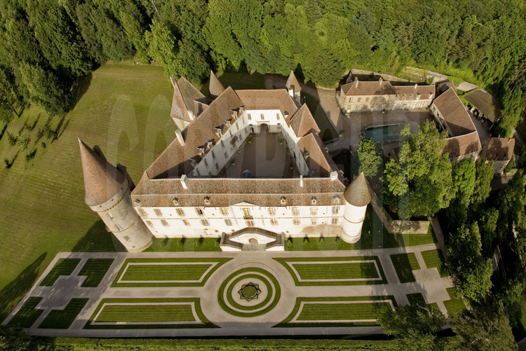 Le château de Bazoches (Nièvre): 
Le château/atelier de l'ingénieur, lieu de mémoire.
Vue générale depuis l’ouest.