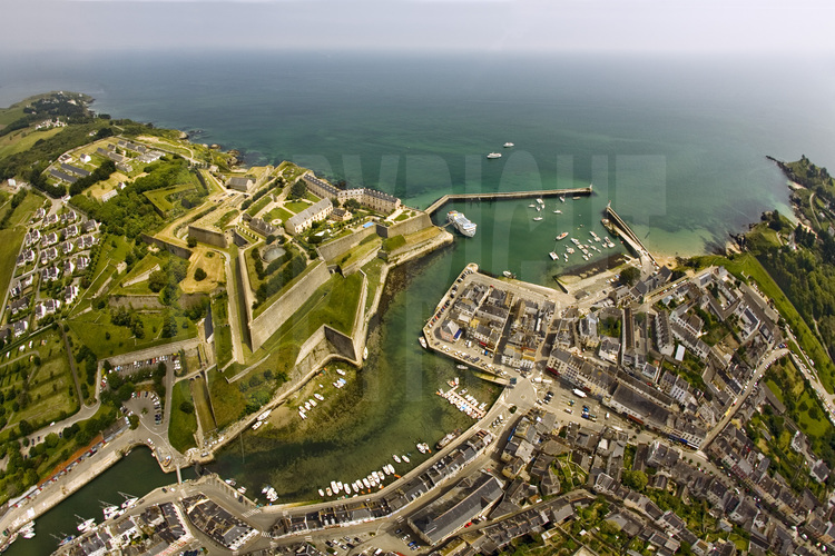 Le fort transformé en citadelle du Palais à Belle-île-en-Mer (Morbihan) : 
La transformation d'un fort en une citadelle insulaire.
Vue générale depuis l’ouest.