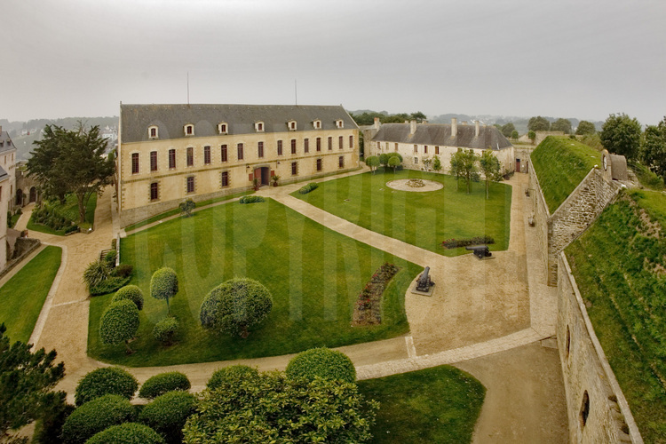 Le fort transformé en citadelle du Palais à Belle-île-en-Mer (Morbihan) : 
La transformation d'un fort en une citadelle insulaire.
Place centrale à l’intérieur de la Citadelle.