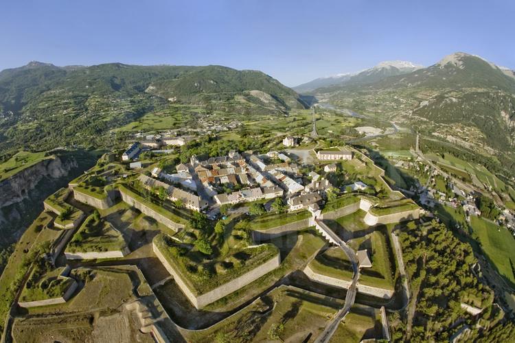 La place forte de Mont-Dauphin (Hautes-Alpes) : 
Une ville neuve inachevée en montagne.
Vue générale depuis le nord. Au fond à droite, la vallée de la Durance.