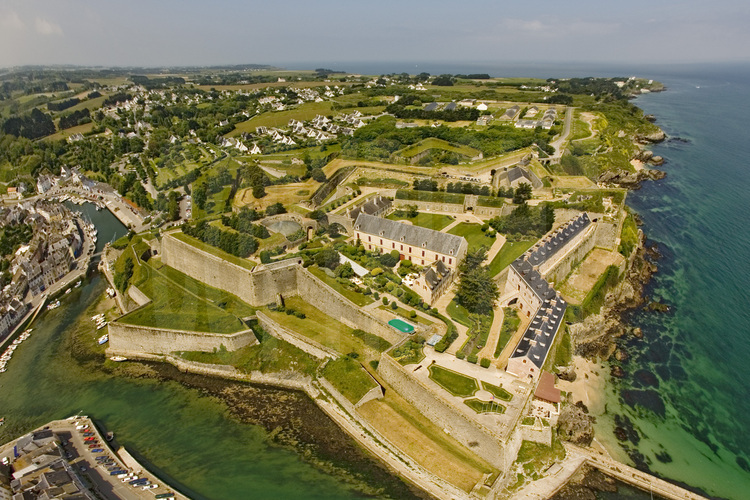 Le fort transformé en citadelle du Palais à Belle-île-en-Mer (Morbihan) : 
La transformation d'un fort en une citadelle insulaire.
Vue générale depuis l’est.