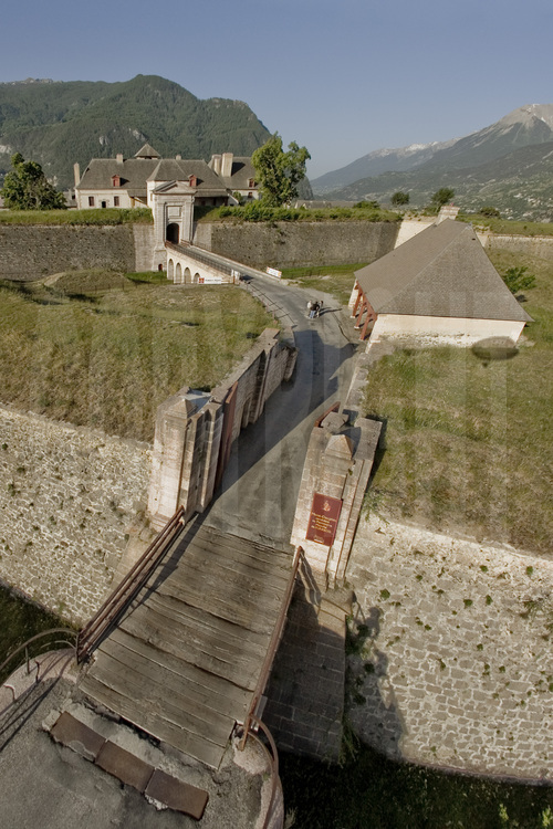 La place forte de Mont-Dauphin (Hautes-Alpes) : 
Une ville neuve inachevée en montagne.
Modèle d’accès (ici côté nord) vers la citadelle, typique de Vauban , avec pont-levis et passage sur demi-lune.