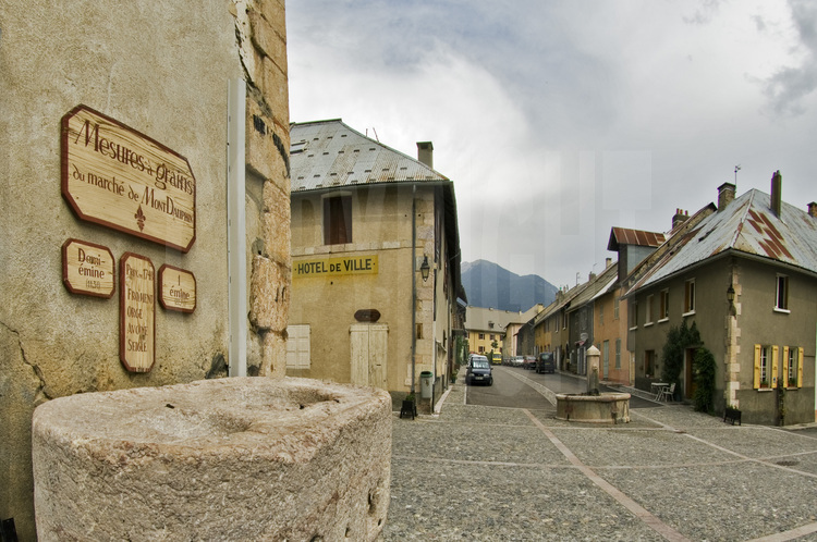 La place forte de Mont-Dauphin (Hautes-Alpes) : 
Une ville neuve inachevée en montagne.
Place centrale de Mont-Dauphin.