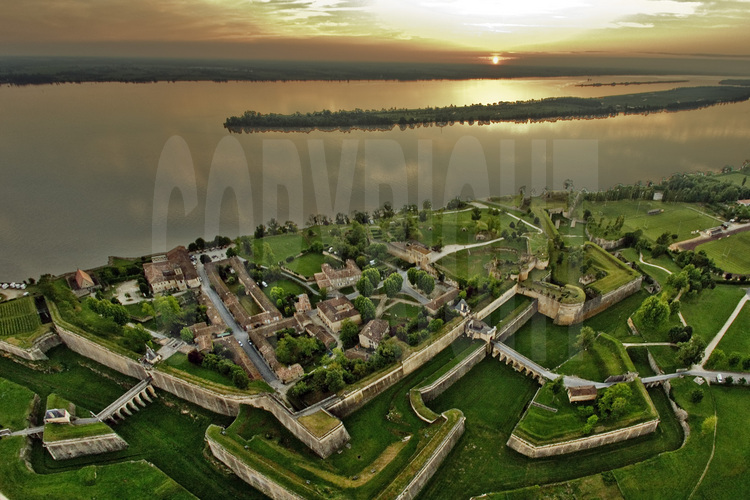 L'enceinte urbaine de Blaye, les forts Pâté–Cussac et Fort Médoc (Gironde): 
Un triptyque verrouillant un estuaire.
Coucher de soleil sur l’enceinte de Blaye vue depuis le nord.