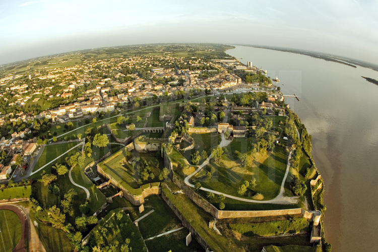L'enceinte urbaine de Blaye, les forts Pâté–Cussac et Fort Médoc (Gironde): 
Un triptyque verrouillant un estuaire.
Vue générale de l’enceinte de Blaye, situé sur la rive droite de la Gironde, depuis l’ouest.
L'œuvre de Vauban à Blaye constitue un magnifique exemple d'adaptation du système de défense aux fortifications existantes. Lorsque Vauban arrive en 1685, il trace le plan d'une nouvelle enceinte à quatre bastions, trois demi-lunes et deux portes s'appuyant sur ce qui existe déjà. II fait construire un fort carré (le fort Médoc) sur la berge marécageuse de la rive gauche de la Gironde et un fortin ovale sur l'île du Pâté. En utilisant la configuration naturelle du site, l'ensemble optimise la défense de l'estuaire. Caractéristiques justifiant le site dans la candidature : adaptation aux ouvrages préexistants (enceinte de Blaye), tour défensive ovale (fort Pâté-Cussac), portes et défenses hydrauliques (fort Médoc).