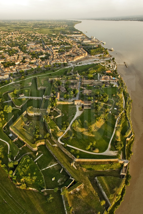 L'enceinte urbaine de Blaye, les forts Pâté–Cussac et Fort Médoc (Gironde): 
Un triptyque verrouillant un estuaire.
Vue générale de l’enceinte de Blaye, situé sur la rive droite de la Gironde, depuis l’ouest.