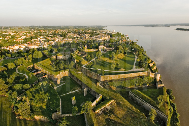 L'enceinte urbaine de Blaye, les forts Pâté–Cussac et Fort Médoc (Gironde): 
Un triptyque verrouillant un estuaire.
Vue générale de l’enceinte de Blaye, situé sur la rive droite de la Gironde, depuis l’ouest.