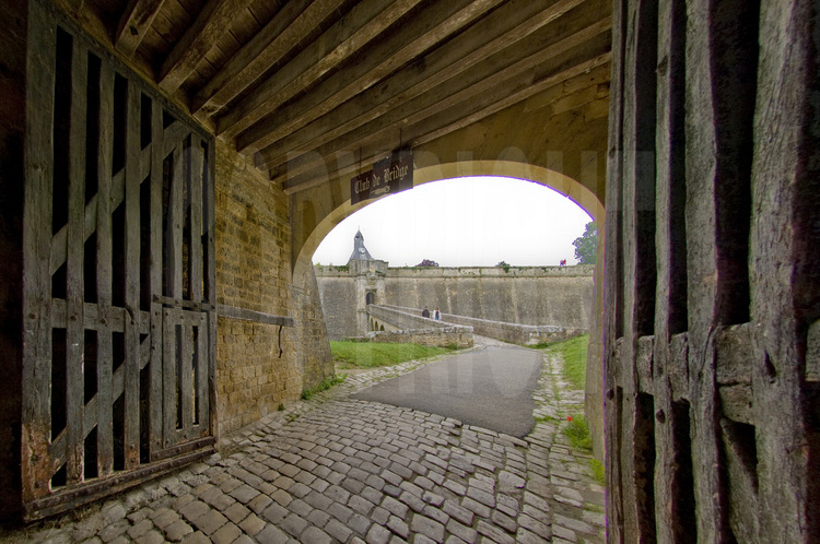 L'enceinte urbaine de Blaye, les forts Pâté–Cussac et Fort Médoc (Gironde): 
Un triptyque verrouillant un estuaire.
Accès à la citadelle depuis l’est, avec tour de garde sur demi-lune et pont-levis.