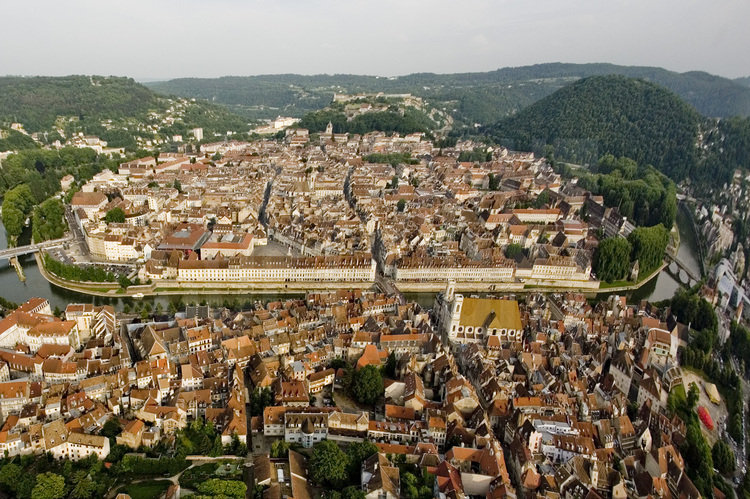 La citadelle, l’enceinte urbaine et le fort Griffon de Besançon (Doubs) : 
Des défenses façonnées pour un méandre dominé.
Vue générale du centre ville historique depuis le nord. En arrière plan au centre, la citadelle.
