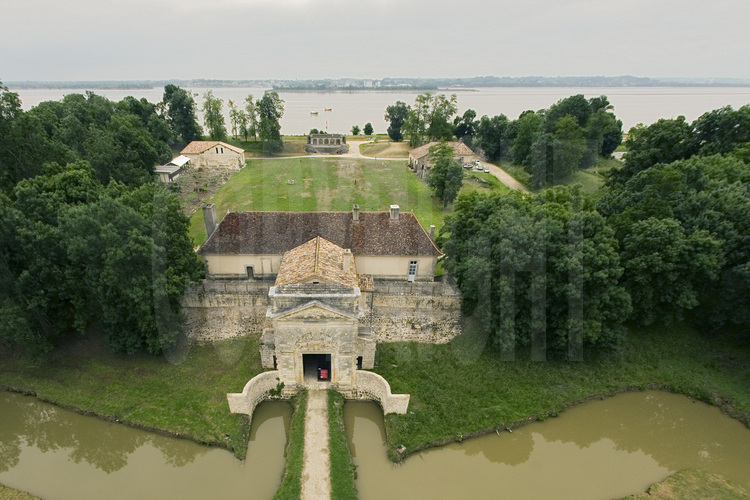L'enceinte urbaine de Blaye, les forts Pâté–Cussac et Fort Médoc (Gironde): 
Un triptyque verrouillant un estuaire.
Fort Médoc, situé sur la rive gauche de la Gironde.