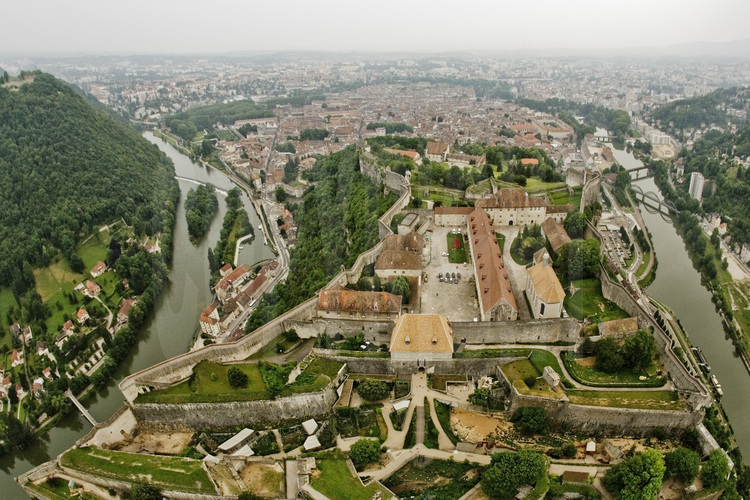 La citadelle, l’enceinte urbaine et le fort Griffon de Besançon (Doubs) : 
Des défenses façonnées pour un méandre dominé.
Vue générale de la citadelle depuis le sud.