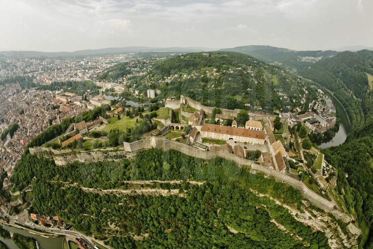 La citadelle, l’enceinte urbaine et le fort Griffon de Besançon (Doubs) : 
Des défenses façonnées pour un méandre dominé.
Vue générale de la citadelle depuis l’ouest.